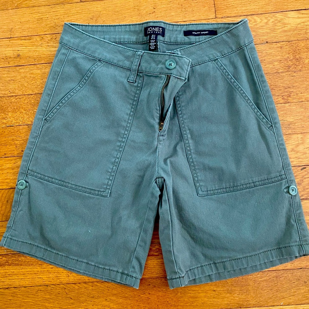 JONES NEW YORK khaki shorts.